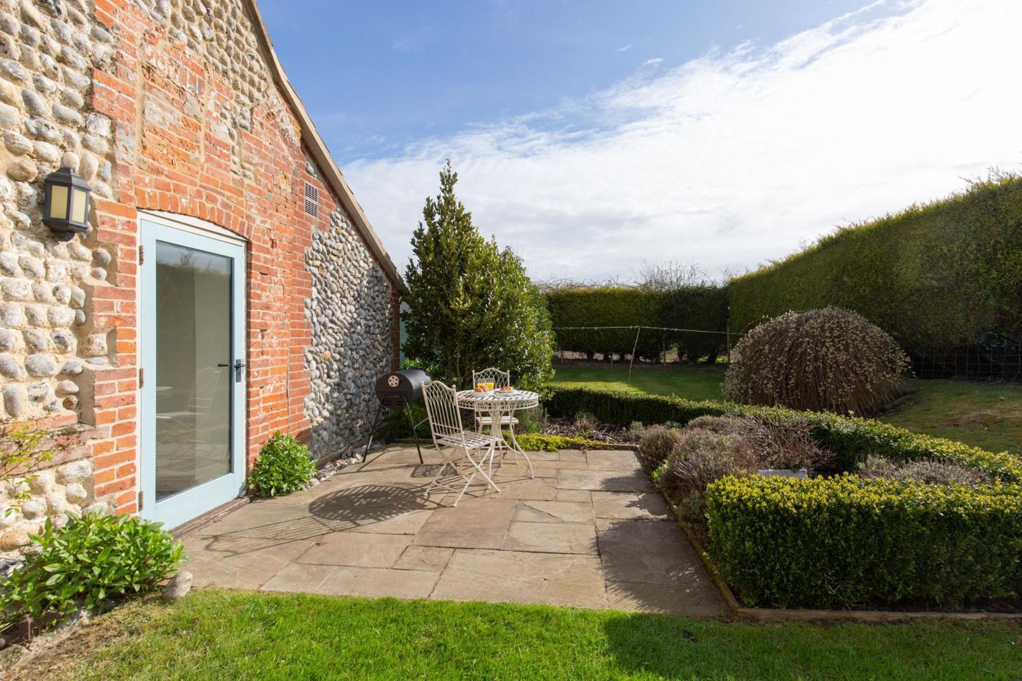 Garden Cottage West Beckham Exterior photo
